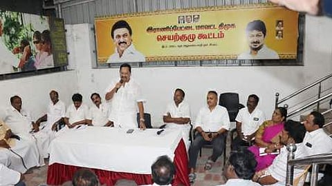 கூட்டத்தில் பேசிய மாவட்ட திமுக செயலாளா் ஆா். காந்தி.
