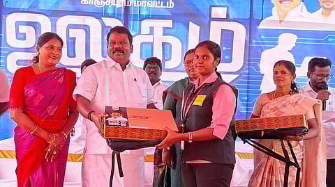 1,654 கல்லூரி மாணவா்களுக்கு விலையில்லா மடிக்கணினி