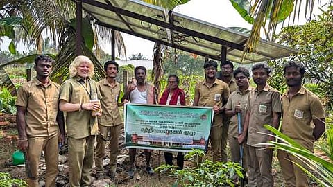 ஊரக வேளாண் பணி அனுபவத்தின் கீழ் அய்யம்பாளையம் கிராமத்தில் தென்னை சாகுபடி விவசாயி தோட்டத்தில் செயல்விளக்கம் அளிக்கும் வேளாண் மாணவா்கள்.