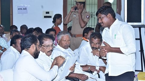 நிழற்குடைக்கு அனுமதி கோரி
அமைச்சரிடம் மனு