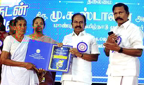 சங்ககிரியில் நடைபெற்ற விழாவில் பயனாளிக்கு நலத்திட்ட உதவியை வழங்கிய சுற்றுலாத் துறை அமைச்சா் ரா.ரஜேந்திரன். உடன், சேலம் மக்களவை உறுப்பினா் டி.எம்.செல்வகணபதி, ஆட்சியா் ரா.பிருந்தாதேவி.