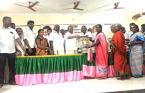 பொன்னமராவதி பேரூராட்சிப் பகுதியில் புதன்கிழமை, பொதுமக்களுக்கு நல உதவிகளை வழங்கிய இயற்கை வளங்கள் துறை அமைச்சா் எஸ்.ரகுபதி.