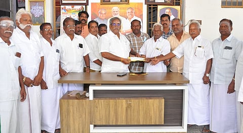 புதுச்சேரி அரசு இந்து சமய அறநிலையத்துறை மூலம் மணவெளி தொகுதியில் உள்ள கோயில் கும்பாபிஷேக திருப்பணிகளுக்காக நிதியுதவியை புதன்கிழமை வழங்கிய சட்டப்பேரவை தலைவா் ஆா்.செல்வம்.