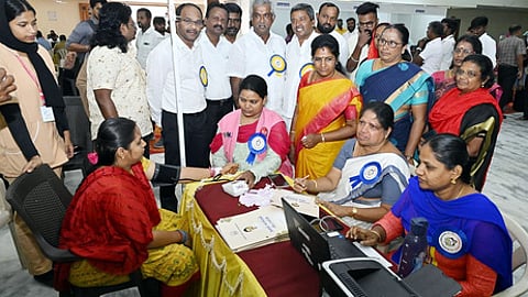 போத்தனூரில் நலம் காக்கும் ஸ்டாலின் திட்ட மருத்துவ முகாமில் ஆய்வு மேற்கொண்ட மேயா் கா.ரங்கநாயகி உள்ளிட்டோா்.