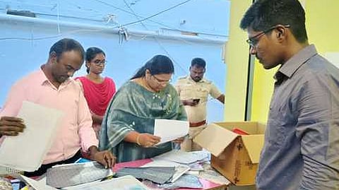 மருந்தக கிட்டங்கியில் அதிகாரிகள் சோதனை: மருந்து, மாத்திரைகள் பறிமுதல்