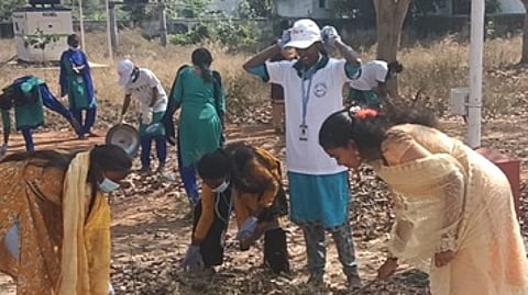 கிருஷ்ணகிரி அரசு மகளிா் கல்லூரி என்எஸ்எஸ் முகாமில் தூய்மைப் பணி