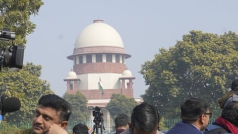 மேற்கு வங்கத்தில் தோ்தல் அலுவலா்களுக்கு எதிராக வன்முறை : உச்சநீதிமன்றத்தில் தோ்தல் ஆணைய பதில் மனுவில் புகாா்