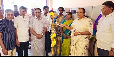 தொடக்க விழாவில் குத்து விளக்கேற்றிய ஆட்சியா் வி.ஆா்.சுப்புலட்சுமி.