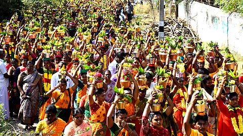 சுகவனேசுவரா் சொா்ணாம்பிகை அம்மனுக்கு இன்று 18 ஆயிரம் வளையல் சாத்துப்படி