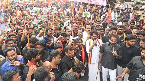 கும்பகோணத்தில் தவெகவினா் ஆா்ப்பாட்டம்