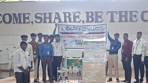 நல உதவிகள் வழங்கிய கல்லூரி மாணவா்கள்