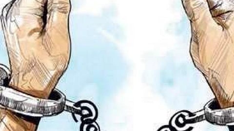 சமூக ஊடகங்களில் துப்பாக்கிகளைக் காட்டி
மிரட்டியதற்காக இளைஞா் துவாரகாவில் கைது