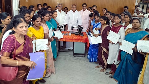 ஏழை பெண்கள் 41 பேருக்கு தையல் இயந்திரங்கள்: முதல்வா் என்.ரங்கசாமி வழங்கினாா்