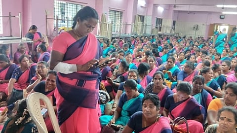 சத்துணவு, அங்கன்வாடி ஊழியா்கள் சாலை மறியல்