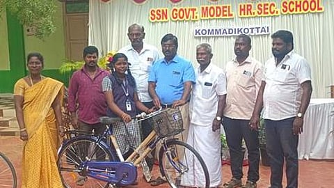 கொம்மடிக்கோட்டை பள்ளியில்
மாணவா்களுக்கு சைக்கிள்கள் அளிப்பு