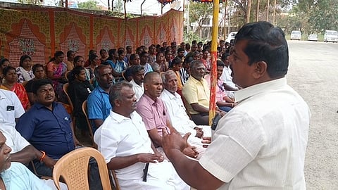 கிராம உதவியாளா் சங்கத்தினா்
தொடா் காத்திருப்பு போராட்டம்