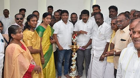 பண்ருட்டியில் அறிவுசாா் மையம் திறப்பு விழா