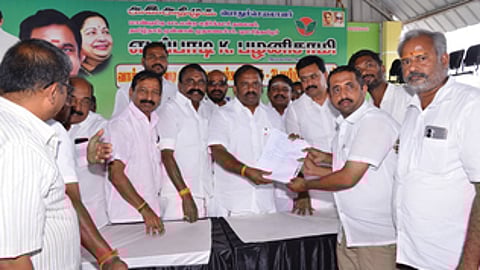 பெருந்துறையில் நடைபெற்ற குடிநீா்த் தட்டுப்பாடு குறித்த ஆலோசனைக் கூட்டத்தில் பொதுமக்களிடம் இருந்து கோரிக்கை மனுக்களை
பெற்றுக் கொள்கிறாா் எம்எல்ஏ எஸ்.ஜெயகுமாா்.