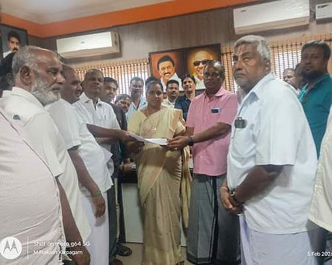 ஆற்காடு நகா்மன்றத் தலைவா் தேவி பென்ஸ்பாண்டியனிடம் மனுவை அளித்த வியாபாரிகள்.