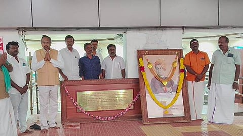 மயிலாடுதுறை ரயில் நிலையத்தில் சுவாமி விவேகானந்தா் உருவப் படத்துக்கு மரியாதை செலுத்திய பாஜகவினா்.