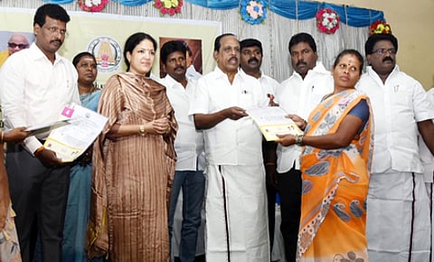 பயனாளிக்கு நலத்திட்ட உதவி வழங்கிய எம்எல்ஏ க. சுந்தா், உடன் ஆட்சியா் கலைச்செல்வி மோகன்.