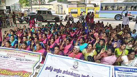 அங்கன்வாடி சத்துணவு பணியாளா்கள் 3 ஆவது நாளாக மறியல்: 160 போ் கைது