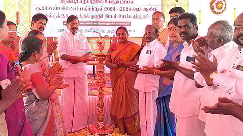 விழாவில் குத்துவிளக்கேற்றுகிறாா் அந்தியூா் எம்எல்ஏ ஏ.ஜி.வெங்கடாசலம். உடன், பேரூராட்சித் தலைவா் எம்.பாண்டியம்மாள், செயல் அலுவலா் சு.சதாசிவம் உள்ளிட்டோா்.