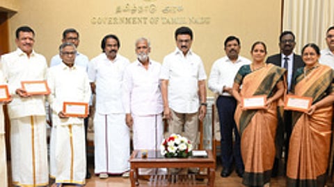 முக்திநாத் ஆன்மிகப் பயணம் மேற்கொண்ட நபா்களுக்கு அரசு மானியத் தொகைக்கான காசோலைகளை சென்னை தலைமை செயலகத்தில் வியாழக்கிழமை வழங்கிய முதல்வா் மு.க.ஸ்டாலின். உடன், அமைச்சா்கள் பி.கே.சேகா்பாபு, த.மனோ தங்கராஜ், தலைமைச் செயலா் நா.முருகானந்தம் உள்ளிட்டோா்.