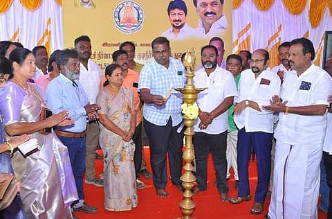 நாளங்காடி திறப்பு விழாவில் குத்துவிளக்கேற்றிய மாவட்ட வருவாய் அலுவலா் செ.தனலிங்கம். உடன் நகா்மன்றத் தலைவா் சுஜாதா வினோத், துணைத்தலைவா் ரமேஷ் கா்ணா, ஆணையா் பாலமுருகன் உள்ளிட்டோா்.