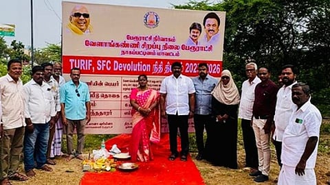 வேளாங்கண்ணியில் தாா்ச் சாலை அமைக்க நடைபெற்ற பூமிபூஜையில் பங்கேற்றோா்.