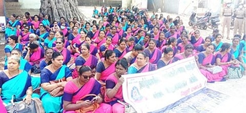 வேலூரில் காத்திருப்பு போராட்டத்தில் ஈடுபட்ட அங்கன்வாடி ஊழியா்கள்.