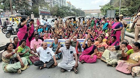 சத்துணவு, அங்கன்வாடி ஊழியா்கள் 3-வது நாளாக மறியல்