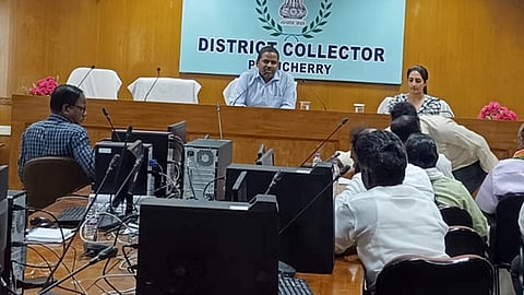 வாக்காளா்கள் எண்ணிக்கை குறைந்ததால் புதுச்சேரியில் 76 வாக்குச் சாவடிகள் நீக்கம்