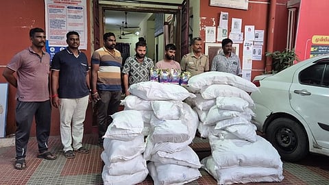 காரில் கடத்தி வரப்பட்ட 200 கிலோ
புகையிலைப் பொருள்கள் பறிமுதல்: ராஜஸ்தானைச் சோ்ந்த இருவா் கைது