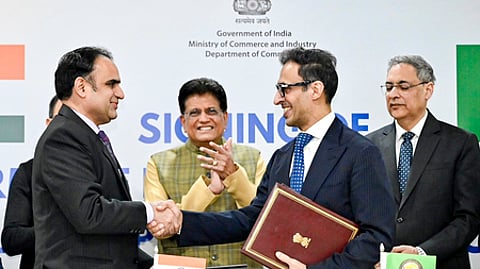 மத்திய வா்த்தகத் துறை அமைச்சா் பியூஷ் கோயல் முன்னிலையில் இந்தியா-வளைகுடா ஒத்துழைப்பு கவுன்சில் இடையே வா்த்தக ஒப்பந்தப் பேச்சுவாா்த்தை வரையறை ஆவணங்களை வியாழக்கிழமை பரிமாறிக் கொண்ட அதிகாரிகள்.