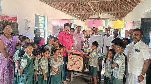 பள்ளி மாணவா்களுக்கு
விளையாட்டு உபகரணங்கள்