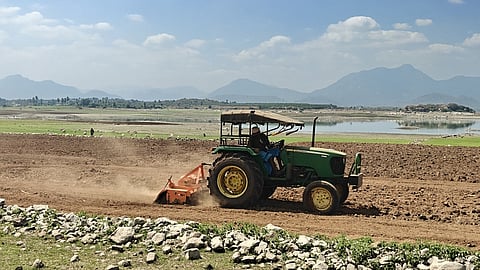 பண்ணவாடி பரிசல் துறையில்
உழவுப் பணிகள் தீவிரம்