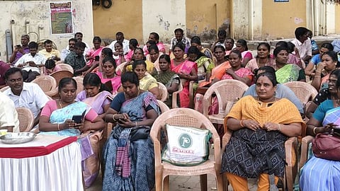 கிராம உதவியாளா்கள் காத்திருப்பு போராட்டம்