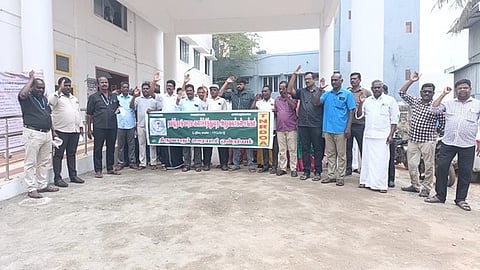 ஊரக வளா்ச்சித்துறை அலுவலா்கள் ஆா்ப்பாட்டம்