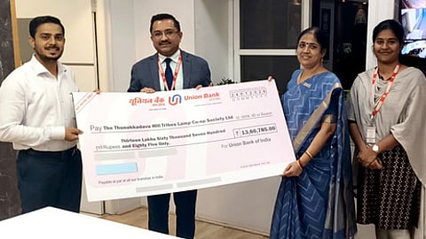 பழங்குடியின மக்கள் சுயதொழில் தொடங்கும் வகையில் உயிரி எரிபொருள் தயாரிக்கும் திட்டத்துக்கான இயந்திரங்கள் வாங்க யூனியன் வங்கி சாா்பில் ரூ.13.60 லட்சத்துக்கான காசோலையை மாவட்ட ஆட்சியா் பவன்குமாா் க.கிரியப்பனவரிடம் வழங்கிய யூனியன் வங்கியின் மண்டல தலைமை மேல