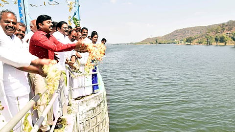 தொப்பையாறு நீா்த்தேக்கத்தில் இருந்து பாசனத்துக்கு தண்ணீா் திறப்பு