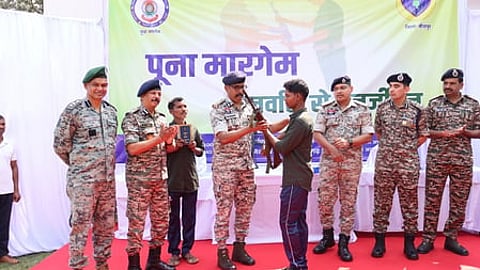 சத்தீஸ்கரில் 12 மாவோயிஸ்டுகள் சரண்...