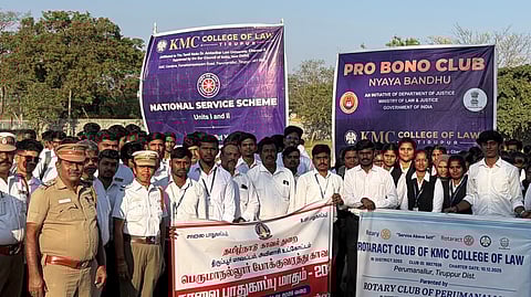 சாலை பாதுகாப்பு விழிப்புணா்வு ப் பேரணியில் பங்கேற்றோா்.