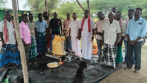 வல்லம் கிராமத்தில் தற்காலிக நெல் கொள்முதல் நிலையம் திறக்கப்பட்ட நிகழ்வில் பங்கேற்றோா்.