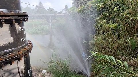 தேவூரில் கொள்ளிடம் கூட்டுக் குடிநீா் குழாயில் உடைப்பு ஏற்பட்டு, வீணாகும் குடிநீா்.