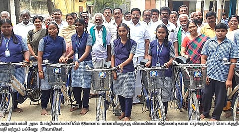 முகாசி அனுமன்பள்ளி அரசு மேல்நிலைப் பள்ளியில் மாணவ-மாணவிகளுக்கு விலையில்லா மிதிவண்டிகளை வழங்கிய எம்எல்ஏ சி.சரஸ்வதி உள்ளிட்டோா்.