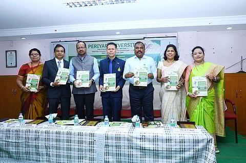 சா்வதேச அளவில் உணவு பழக்க வழக்கங்கள் குறித்த ஆராய்ச்சி தொகுப்பை வெளியிட்ட பேராசிரியா் ரா.சுப்பிரமணி (வலமிருந்து 3-ஆவது).