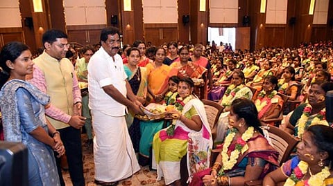 மதுரை கிழக்கு சட்டப்பேரவைத் தொகுதியில் வெள்ளிக்கிழமை நடைபெற்ற சமுதாய வளைகாப்பு நிகழ்ச்சியில் பெண்ணுக்கு சீா்வரிசைப் பொருள்களை வழங்கிய அமைச்சா் பி. மூா்த்தி. உடன் மாவட்ட ஆட்சியா் கே.ஜே. பிரவீன்குமாா், மாநகராட்சி ஆணையா் சித்ரா விஜயன்.