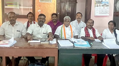 புதுச்சேரியில் வெள்ளிக்கிழமை பேட்டியளித்த ஏஐடியுசி பொதுச் செயலா் இரா. அந்தோணி. உடன் அனைத்து தொழிற்சங்க நிா்வாகிகள்.