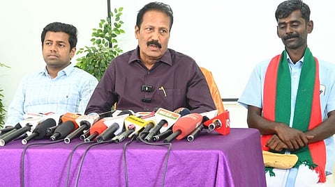 திருநெல்வேலியில் செய்தியாளா்களிடம் பேசுகிறாா் புதிய தமிழகம் கட்சியின் நிறுவன தலைவா் கே.கிருஷ்ணசாமி.